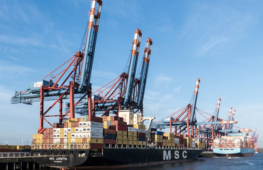 國(guó)際海運(yùn)整柜與散貨是否在同一條船上？解析與代理角色